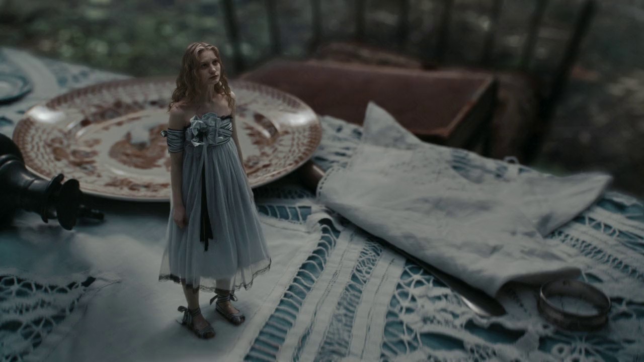 Alice in Wonderland (2010) BluRay Hindi + English 720p x264 AVC HE-AAC 2.0 ESub.mkv.0001